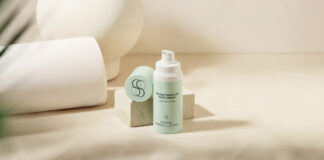 site-industries-cosmetiques 在柔和阴影的中性背景下，一瓶 SVRANI Skin Solutions Transformation 面霜连同其分离式盖子被放置在浅色石块上。.