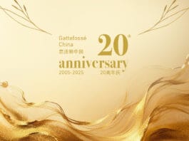 site-industries-cosmetiques Image or et crème avec "Gattefossé China 20th anniversary 2005-2025" en anglais et en chinois, avec des vagues d'or fluides, des éléments botaniques abstraits et un clin d'œil subtil au centre technologique marquant ses investissements en Chine.