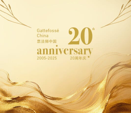 site-industries-cosmetiques 金色和乳白色的图案，中英文 "嘉法狮中国 20 周年纪念 2005-2025"，金色的流动波纹，抽象的植物元素，以及对其在中国投资的技术中心的微妙暗示。.