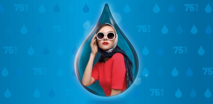 site-industries-cosmetiques Una mujer con gafas de sol redondas, un pañuelo y un top rojo aparece dentro de una gran gota de agua sobre un fondo azul con iconos de gotas de agua y el texto 