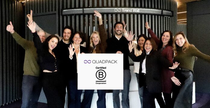 site-industries-cosmetiques Un groupe de personnes se tient à l'intérieur devant un mur intitulé 
