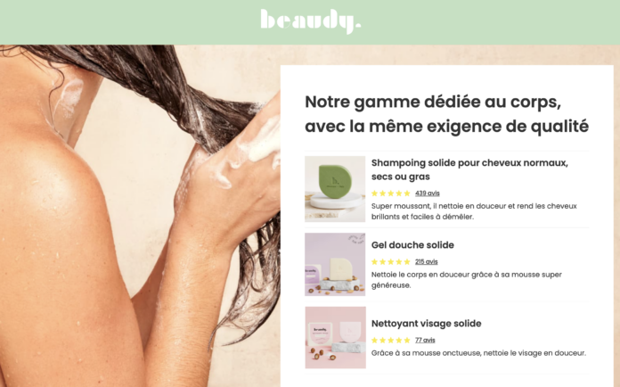 site-industries-cosmetiques Une personne aux cheveux mouillés utilise une barre de shampoing solide verte, créant ainsi de la mousse. À droite, trois descriptions de produits avec des évaluations sont présentées pour des barres de shampoing, de gel douche et de nettoyant pour le visage de la marque 