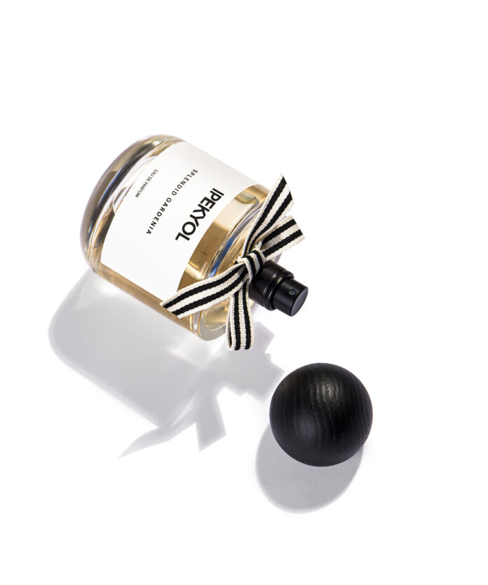 site-industries-cosmetiques Un flacon de parfum transparent étiqueté 