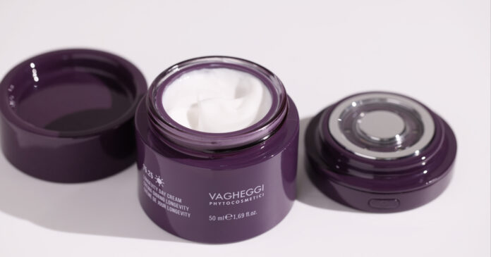 site-industries-cosmetiques Un tarro morado con la etiqueta 