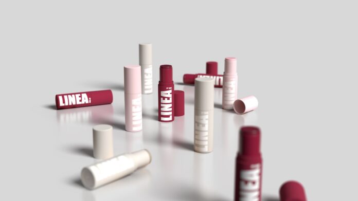 site-industries-cosmetiques 几支红白相间的圆柱形润唇膏，标有 
