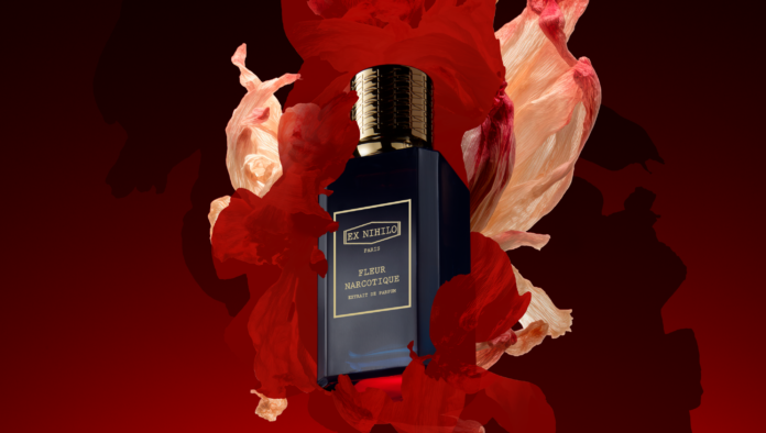 sítio-indústrias-cosmética Um frasco de perfume azul-escuro com o rótulo 