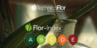 site-industries-cosmetiques 背景是一个凝结的玻璃瓶。叠加的文字写着 "TechnicoFlor"、"Flor-Index "和 "我们的香水配方生态设计工具"，并配有从 A 到 E 的彩色评级表。.