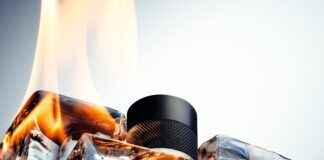 site-industries-cosmetiques 娇兰 L'Homme Idéal 古龙水的瓶身被融化的冰块包裹，火焰从底部升起，与透明玻璃瓶周围的冰火形成鲜明对比。.