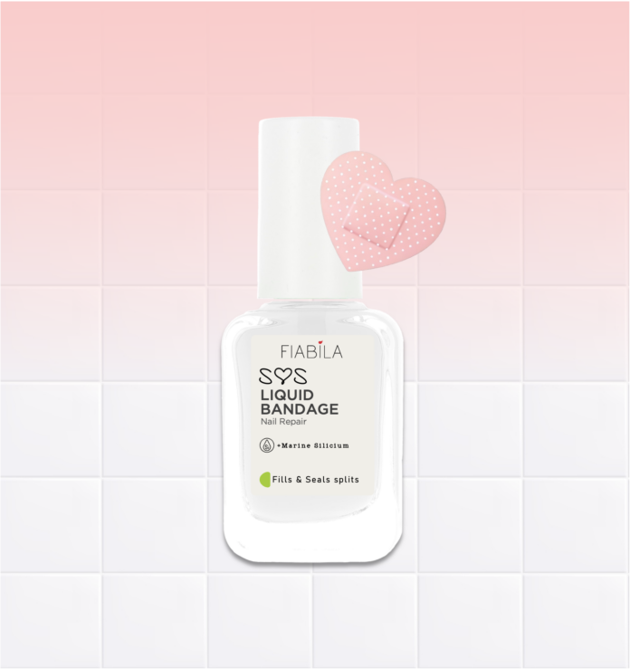 site-industries-cosmetiques 一个透明的 Fiabila SOS 指甲修复液体绷带瓶直立在粉白相间的格纹背景上。瓶子右上方有一个粉红色的心形绷带。.