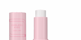 site-industries-cosmetiques 展示了三个粉红色的化妆品容器。一个封闭，一个打开，露出里面的白色棒状物，另一个去掉了盖子。标签上写着 "Endless Kiss"、"REUSE "和 "ROUGE GREEN"，并附有回收信息。.