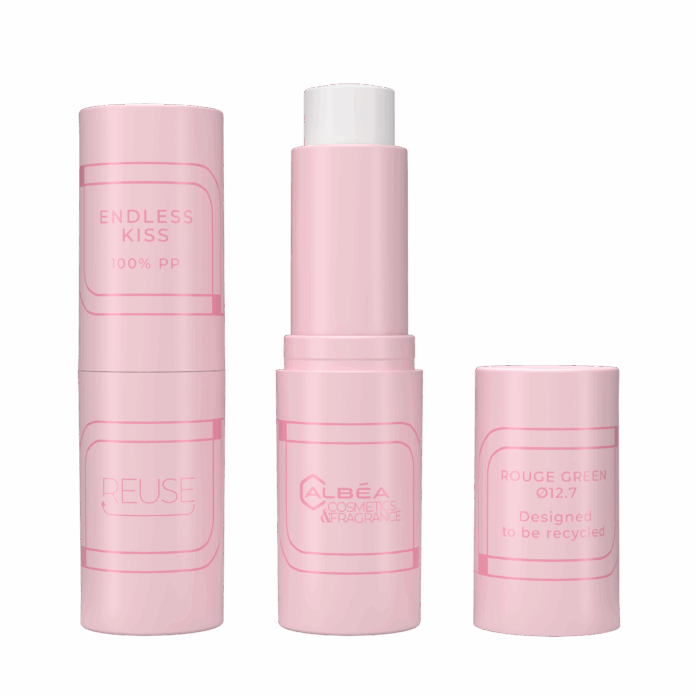 site-industries-cosmetiques São apresentados três recipientes de cosméticos cor-de-rosa. Um está fechado, outro está aberto, revelando um stick branco no interior, e o outro tem a tampa retirada. Os rótulos mostram 