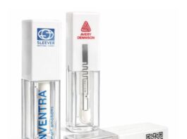 site-industries-cosmetiques 展示了三个透明和白色的长方形容器；每个容器的白色盖子上都有不同的品牌标签或二维码，透明底座上有一个白色的内部涂抹器。.
