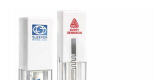site-industries-cosmetiques 展示了三个透明和白色的长方形容器；每个容器的白色盖子上都有不同的品牌标签或二维码，透明底座上有一个白色的内部涂抹器。.
