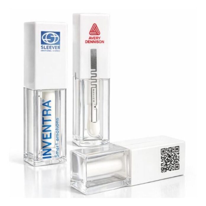 site-industries-cosmetiques 展示了三个透明和白色的长方形容器；每个容器的白色盖子上都有不同的品牌标签或二维码，透明底座上有一个白色的内部涂抹器。.