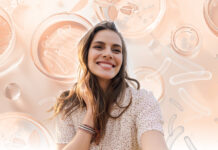 site-industries-cosmetiques Uma jovem mulher com longos cabelos castanhos sorri sobre um fundo de placas de Petri e formas científicas abstractas, reflectindo a filosofia da Nutricosmetics de brilhar a partir do interior em tons suaves de pêssego e bege.