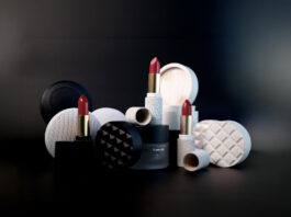 site-industries-cosmetiques 三支红色尖端的口红垂直摆放在各种黑白相间的圆形容器和盖子中，所有容器和盖子都摆放在深色背景的深色表面上。.