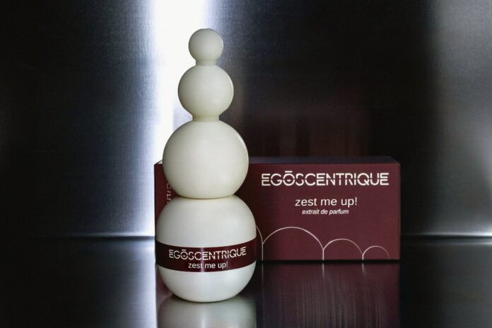 site-industries-cosmetiques Um frasco de perfume com uma esfera empilhada com a inscrição 