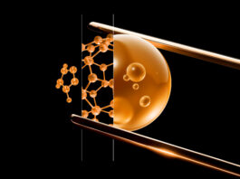 site-industries-cosmetiques Ilustração digital que mostra uma esfera dourada com bolhas mais pequenas no interior, unidas por hastes metálicas, junto a uma estrutura molecular - simbolizando a inteligência artificial - tudo sobre um fundo preto.