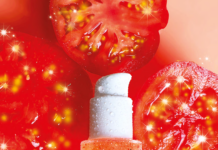 site-industries-cosmetiques Un flacon de Garancia Diabolique Tomate Serum Babyskin est présenté entouré de tranches de tomates, avec des effets de lumière étincelants mettant en valeur le produit et ses ingrédients.
