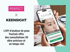 site-industries-cosmetiques 一个人拿着智能手机，显示使用 YouCam 应用程序对一位女士的面部进行的三维皮肤分析。左边的文字介绍了基恩士，并描述了超精确的实时三维皮肤咨询。.
