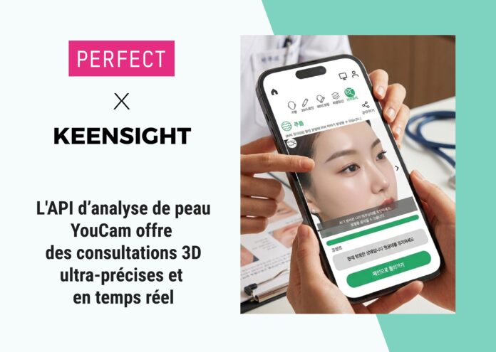 site-industries-cosmetiques Una persona sostiene un smartphone que muestra un análisis de la piel en 3D del rostro de una mujer mediante la aplicación YouCam. El texto de la izquierda presenta KEENSIGHT y describe las consultas cutáneas en 3D ultraprecisas y en tiempo real.