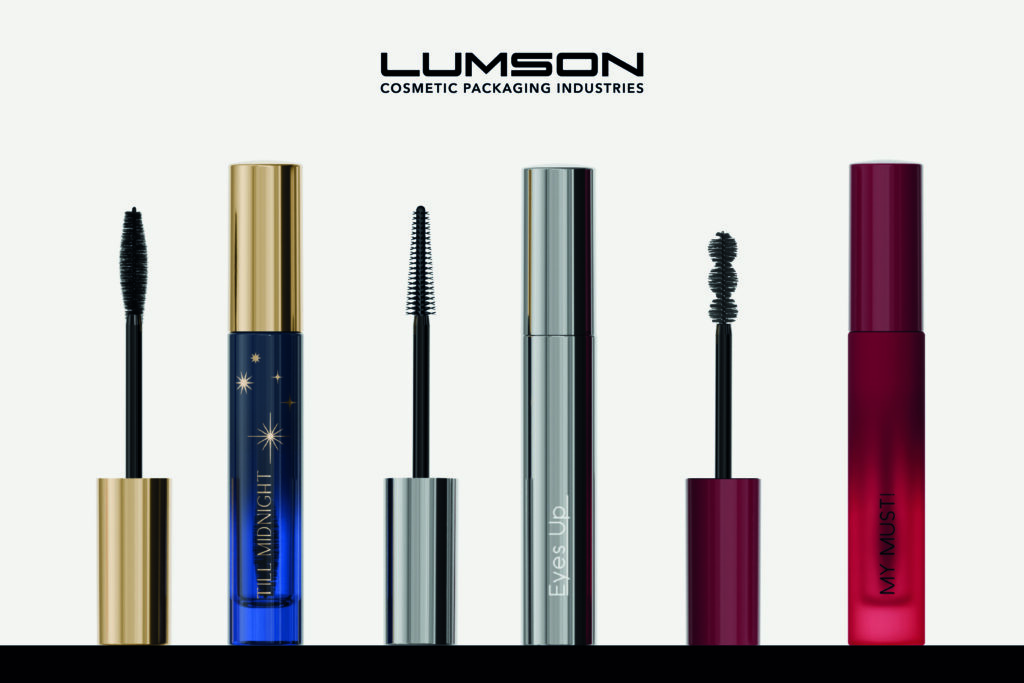 site-industries-cosmetiques Cinco tubos de rímel, incluindo o icónico rímel de vidro da Lumson, estão dispostos em fila com tampas coloridas e varinhas únicas. Cada um apresenta motivos distintos inspirados em Ponzini com "LUMSON COSMETIC PACKAGING INDUSTRIES" por cima.