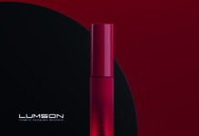 MOON: mascara in glass by Lumson and Ponzini site-industries-cosmetiques Deux tubes de mascara rouges et élégants portant l'inscription "MY MUST" sont présentés sur un fond rouge foncé et noir. L'un des tubes est debout, tandis que l'autre est allongé à l'horizontale. Le logo Lumson apparaît à gauche.