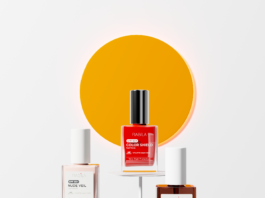 site-industries-cosmetiques 三瓶Fiabila指甲油陈列在白色底座上，背景是一大片橙色圆环，生动展现了极简包装领域的重大创新。 这三款指甲油——«Nude Veil»、«Color Shield»和«Base & Top»——预示着2026年Cosmoprof美妆展的趋势。.