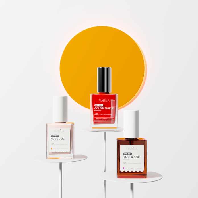 site-industries-cosmetiques Trois flacons de vernis à ongles Fiabila sont présentés sur des socles blancs devant un grand cercle orange, illustrant ainsi les innovations majeures en matière d’emballage minimaliste. Ces flacons — « Nude Veil », « Color Shield » et « Base & Top » — laissent entrevoir les tendances du salon Cosmoprof 2026.