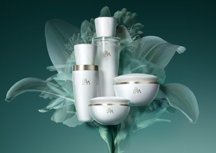 site-industries-cosmetiques Cuatro recipientes blancos para productos de cuidado con detalles plateados, etiquetados 