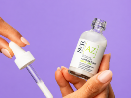 site-industries-cosmetiques 一个人手持玻璃滴管，从标有 "SVR [A] Ampoule Flash "的透明瓶子中注入白色血清，背景为纯紫色。.