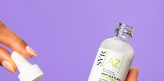site-industries-cosmetiques 一个人手持玻璃滴管，从标有 "SVR [A] Ampoule Flash "的透明瓶子中注入白色血清，背景为纯紫色。.