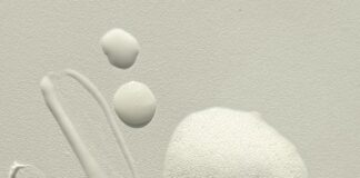 site-industries-cosmetiques Diverses formes de textures de produits de soin ou de cosmétiques sont disposées sur une surface lumineuse, y compris des substances crémeuses, mousseuses et gélatineuses de différentes formes et tailles.