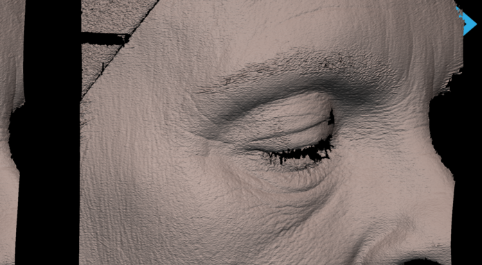site-industries-cosmetiques Grande plano em 3D do rosto de uma pessoa, centrado no olho fechado e na textura da pele circundante, realçando as linhas finas, as rugas e os pormenores naturais da pele. A imagem apresenta-se em tons neutros de bege.