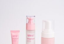 Arval lança Collageniques, uma gama baseada no Complexo NeoCollagen site-industries-cosmetiques Cinco produtos de cuidados da pele Arval Collageniques cor-de-rosa e brancos, incluindo dois frascos, um frasco doseador, um tubo e um doseador de espuma, estão dispostos num expositor redondo branco sobre um fundo branco liso.