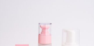 site-industries-cosmetiques Cinq produits de soin Arval Collageniques roses et blancs, dont deux pots, un flacon pompe, un tube et un distributeur de mousse, sont disposés sur un présentoir rond blanc sur un fond blanc uni.
