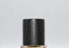site-industries-cosmetiques Um pequeno frasco de vidro transparente cheio de um líquido amarelo, encimado por uma tampa preta. A garrafa tem a palavra "PARADES" impressa a preto, com letras espelhadas na parte da frente. A base é branca.