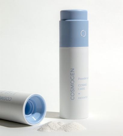 site-industries-cosmetiques 图中有两个圆柱形瓶子，蓝白相间的包装上标有 "COSMOGEN "字样；其中一个直立，另一个水平放置，瓶子前方撒有白色粉末。.