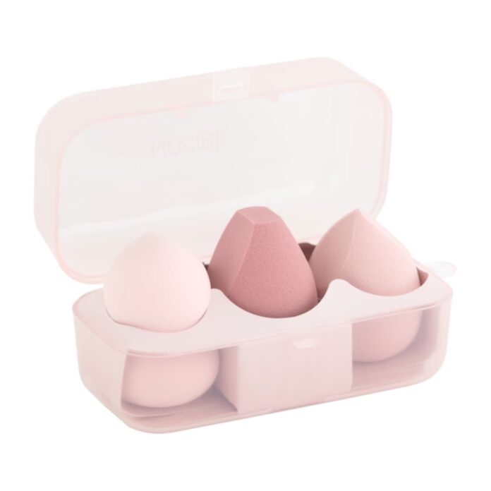site-industries-cosmetiques 半透明粉色塑料盒，内装三块不同形状和色调的粉色化妆海绵，打开盒盖可看到盒内物品。.