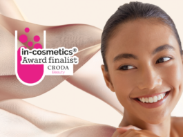 site-industries-cosmetiques Une femme à la peau éclatante et structurée sourit et regarde sur le côté. Le texte en surimpression indique : "in-cosmetics Award finalist CRODA Beauty". Des formes abstraites roses sont à l'arrière-plan.