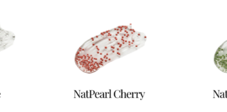 site-industries-cosmetiques Trois échantillons de gel transparent avec microbilles : à gauche, le gel transparent avec des perles blanches étiquetées "NatPearl Pure", au centre, le gel transparent avec des perles rouges étiquetées "NatPearl Cherry", à droite, le gel transparent avec des perles vertes étiquetées "NatPearl Olive".