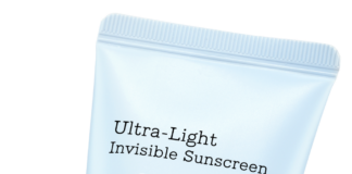 site-industries-cosmetiques Un tube bleu clair et blanc étiqueté "Ultra-Light Invisible Sunscreen" avec SPF 50 par COSRX, avec des ingrédients tels que l'hamamélis, l'aloès et l'acide hyaluronique. Le tube contient 50 ml (1,69 oz liq.).