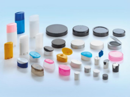 site-industries-cosmetiques 浅蓝色背景下是各种不同形状、大小和颜色的塑料容器、盖子和盖子。有些是圆柱形，有些则是椭圆形或扁平形。.