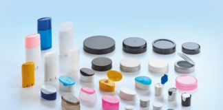 site-industries-cosmetiques 浅蓝色背景下是各种不同形状、大小和颜色的塑料容器、盖子和盖子。有些是圆柱形，有些则是椭圆形或扁平形。.