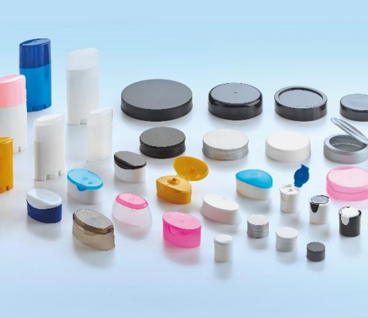 site-industries-cosmetiques 浅蓝色背景下是各种不同形状、大小和颜色的塑料容器、盖子和盖子。有些是圆柱形，有些则是椭圆形或扁平形。.