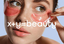site-industries-cosmetiques Une personne aux yeux bleus applique un patch de gel rose sous les yeux sur son visage. L'arrière-plan est bleu clair et le texte "x+y=beauté" est affiché en travers de l'image.