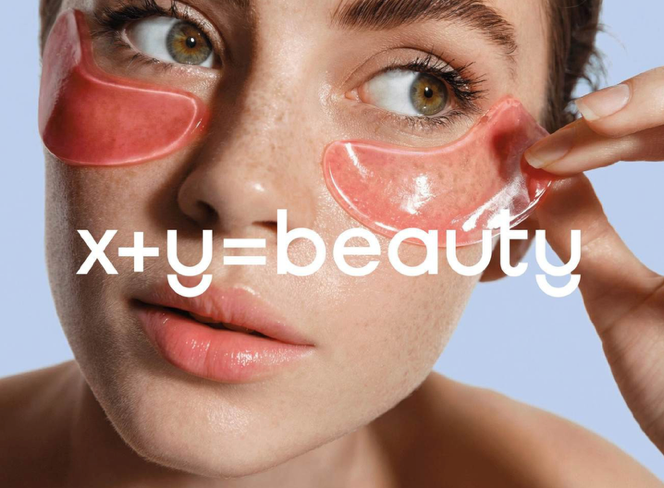 pdfimg-1778952765486-Communique__de_presse_IBG_PLMA_X_Y_DEF-p1-3 site-industries-cosmetiques Uma pessoa de olhos azuis aplica um penso de gel cor-de-rosa sob os olhos no seu rosto. O fundo é azul claro e o texto "x+y=beauty" é apresentado em toda a imagem.