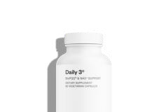 site-industries-cosmetiques Une bouteille blanche étiquetée "Daily 3+", décrite comme un complément alimentaire contenant 45 gélules végétales, se trouve sur un fond clair uni. Le nom de la marque "SuperSmart" apparaît en bas en texte jaune.