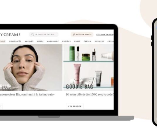 site-industries-cosmetics 一台笔记本电脑上显示着一个护肤品网站，上面有产品图片和一位正在抚摸自己脸部的女士。旁边，一部智能手机显示了一位女士的面部特写，并叠加了数字面部测绘线。.