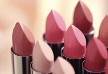 85 % dos formuladores consideram a durabilidade importante, mas apenas 52 % estão satisfeitos site-industries-cosmetiques Vários tubos de batom em diferentes tons de rosa e nude estão dispostos lado a lado, com as extremidades viradas para cima. O fundo está ligeiramente desfocado.